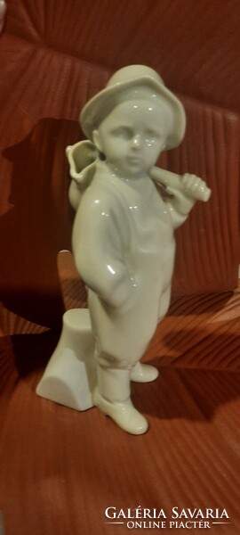 Zsolnay porcelán /köcsögöt vivő fiú