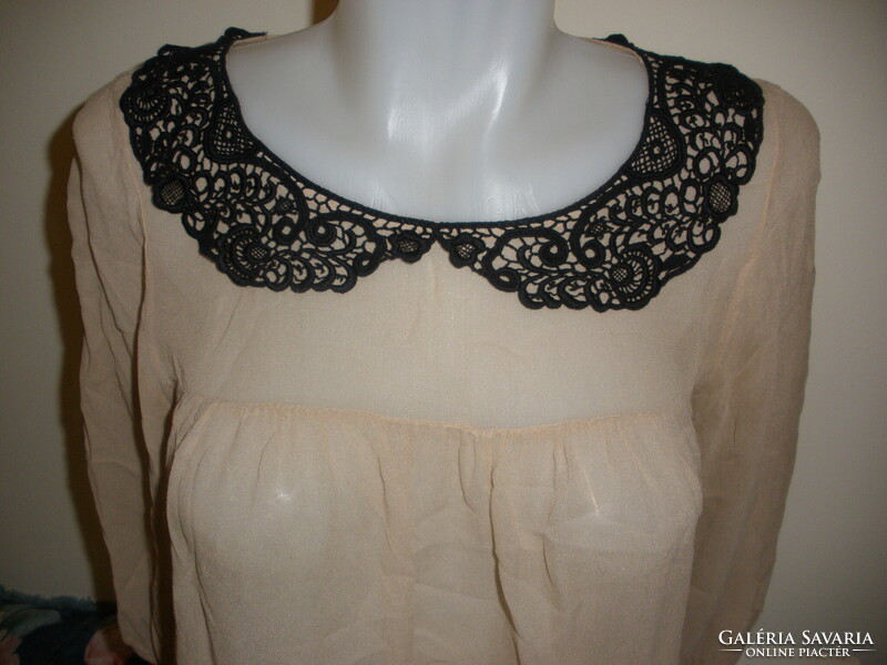 Selyem blúz, csipke gallérral