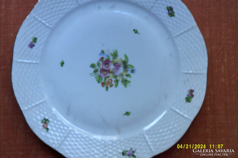 Herendi porcelán lapos tányér 25.5 cm átmérővel,osztott kosárfonásos széllel.