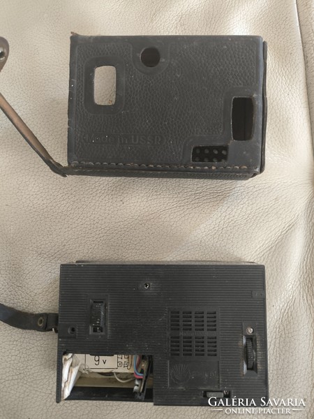 Tàska ràdió mechanikus óràval ami elindul . Retró Asztali kis ràdió.Időt be lehet állítani! Film ...