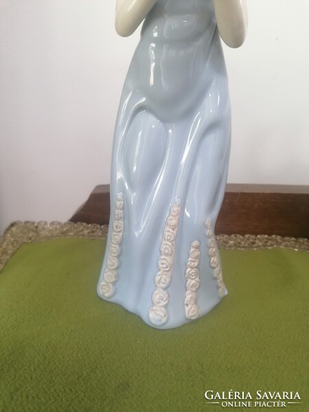 Rózsa díszítésű kék ruhás hölgy, KPM porcelán, jelzés nélkül
