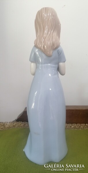 Rózsa díszítésű kék ruhás hölgy, KPM porcelán, jelzés nélkül