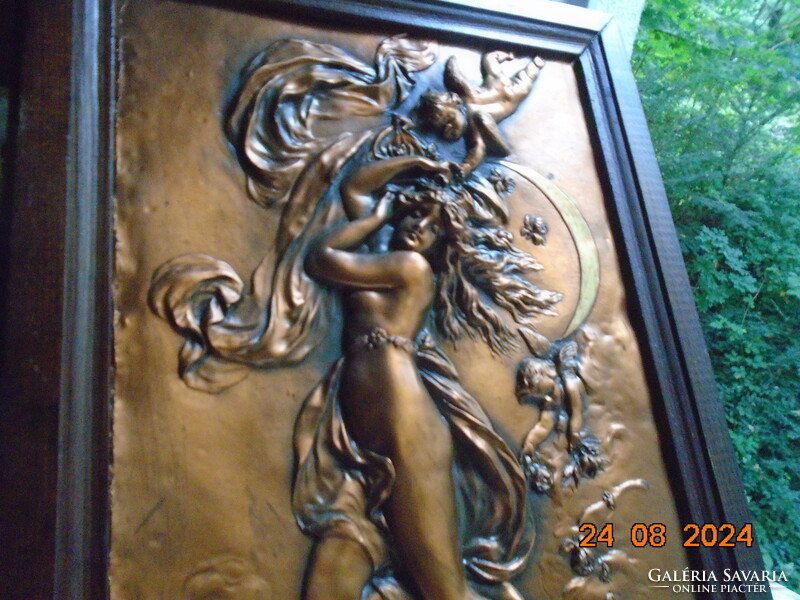 Karl Sterrer senior (1844-1918) Az Alkonyat  allegóriája Aphrodité, dombor réz panel keretezve