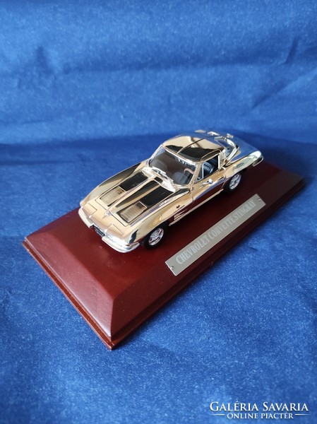 Limitált kiadású ezüstözött Chevrolet Corvette Stingray