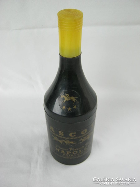 Cigaretta kínáló Napoleon konyak palack