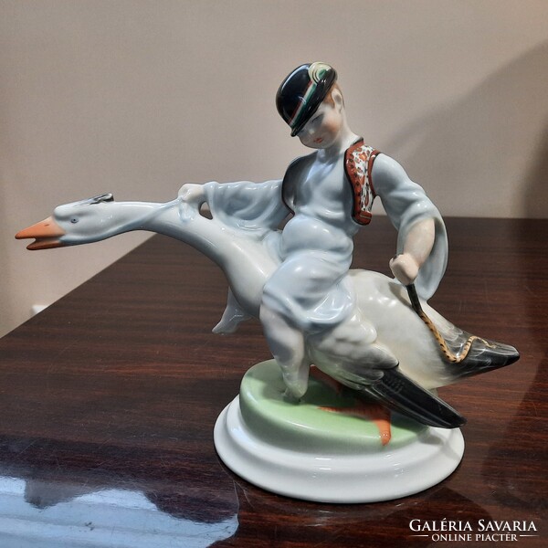 Herendi Ludas Matyi magyaros, matyó mellényben porcelán figura. 1. Oszt.