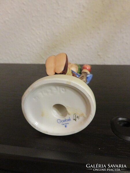 Hummel Goebel bűbájos figura APPLE TREE BOY piros almával!