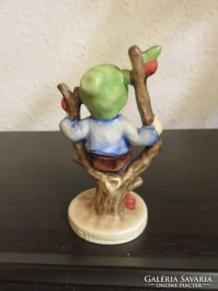 Hummel Goebel bűbájos figura APPLE TREE BOY piros almával!