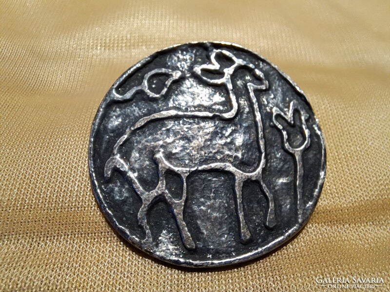 Őzikés fém kitűző/fibula