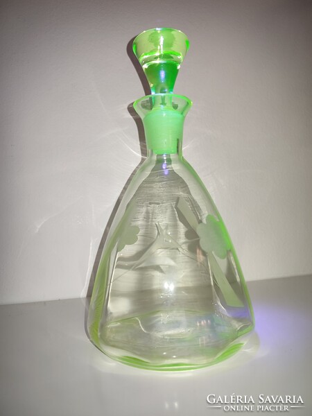 Gyönyörű, 0.5l uránium üveg kiöntő decanter uránüveg dekantáló