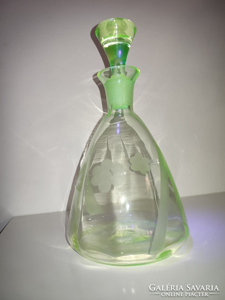 Gyönyörű, 0.5l uránium üveg kiöntő decanter uránüveg dekantáló