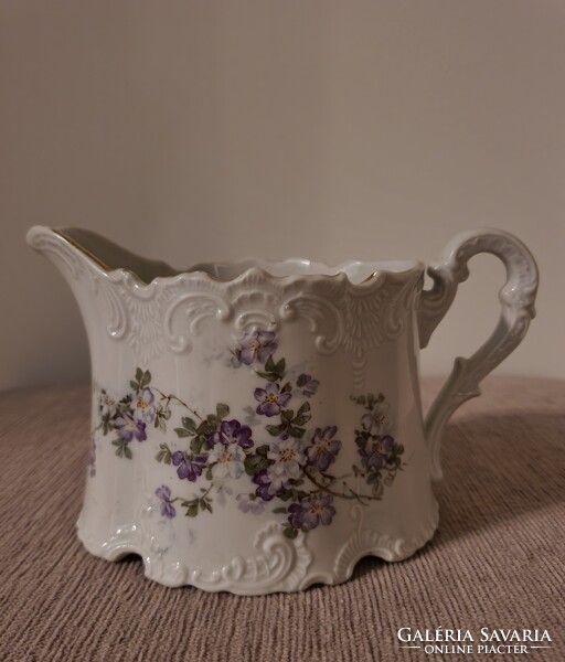 Antik porcelán tejkiöntő.