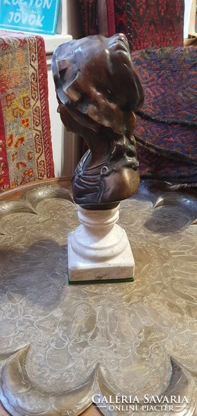 Fiatal hölgy büszt bronzból. Nagyon szép kidolgozással. Minimális sérülés található a hátoldalán.