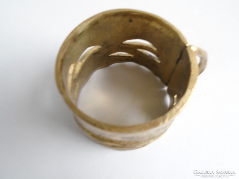 Réz pohártartó kanállal, alátéttel.