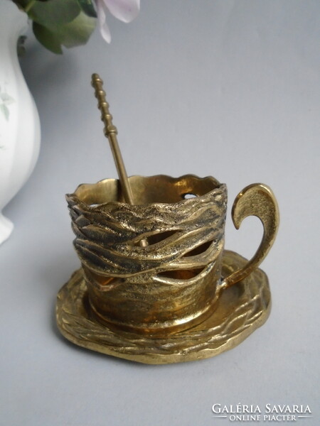 Réz pohártartó kanállal, alátéttel.