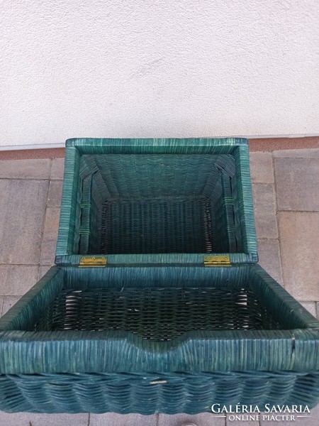 Rattan , vessző láda, tetővel. Használható szennyestartónak, tárolnak stb.Alkudható!