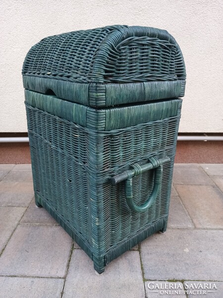 Rattan , vessző láda, tetővel. Használható szennyestartónak, tárolnak stb.Alkudható!