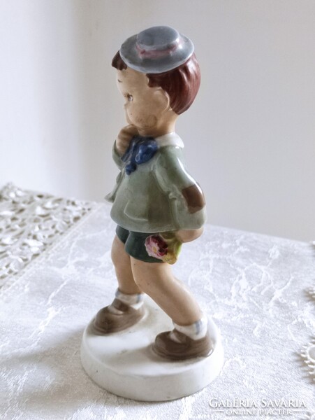 Rendkívül bájos megszeppent Royal doux porcelán fiúcska pöttyös nyaksálban kis girardi kalapban