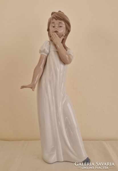 Lladro Nao ásító kislány hálóingben 29cm