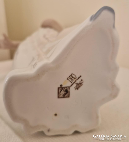 Lladro Nao ásító kislány hálóingben 29cm