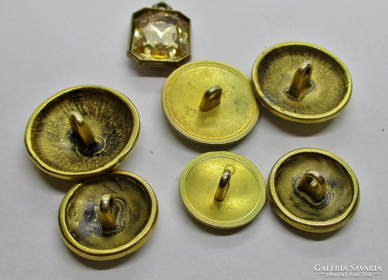 Szépséges antik aranyozott címeres gombok 6db + 1db köves kis medál