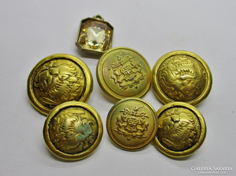 Szépséges antik aranyozott címeres gombok 6db + 1db köves kis medál