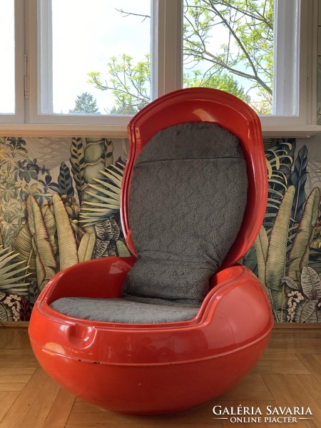 Peter Ghyczy Garden Egg Chair ajándék space age gurulós dohányzóasztallal