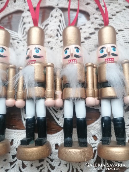 Diótörő karácsonyfadísz. 6 db fa katona figura arany színben.