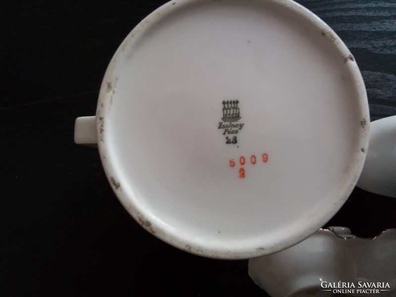 Zsolnay  sótartó, kiöntő, pajzsos teáscsészék, Elbógeni kávéházi kiöntő, Alföldi szószos  egyben.