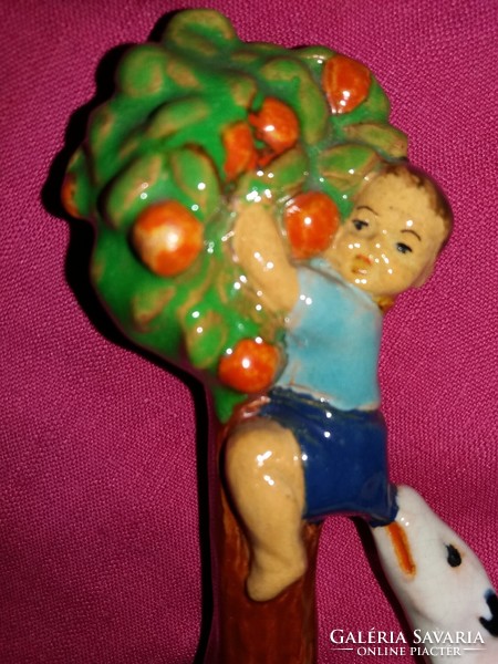 Vidám hangulatú BÉGÉBÉ Berkovits Anna festett mázas kerámia figura Frakkot elkapó kutya 18 x 14 cm