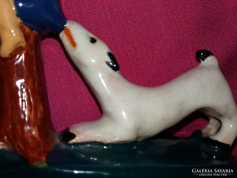 Vidám hangulatú BÉGÉBÉ Berkovits Anna festett mázas kerámia figura Frakkot elkapó kutya 18 x 14 cm