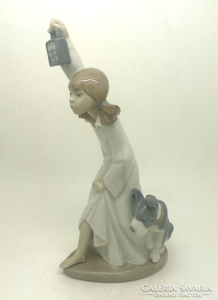 Lladro Nao kislány hálóingben lámpással és kutyával 21.5cm