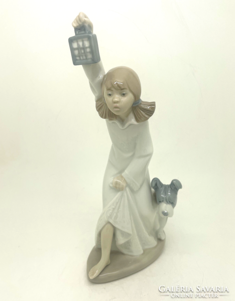 Lladro Nao kislány hálóingben lámpással és kutyával 21.5cm