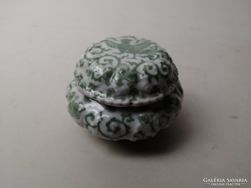 JELZETT ANTIK KELETI PORCELÁN FŰSZERTARTÓ