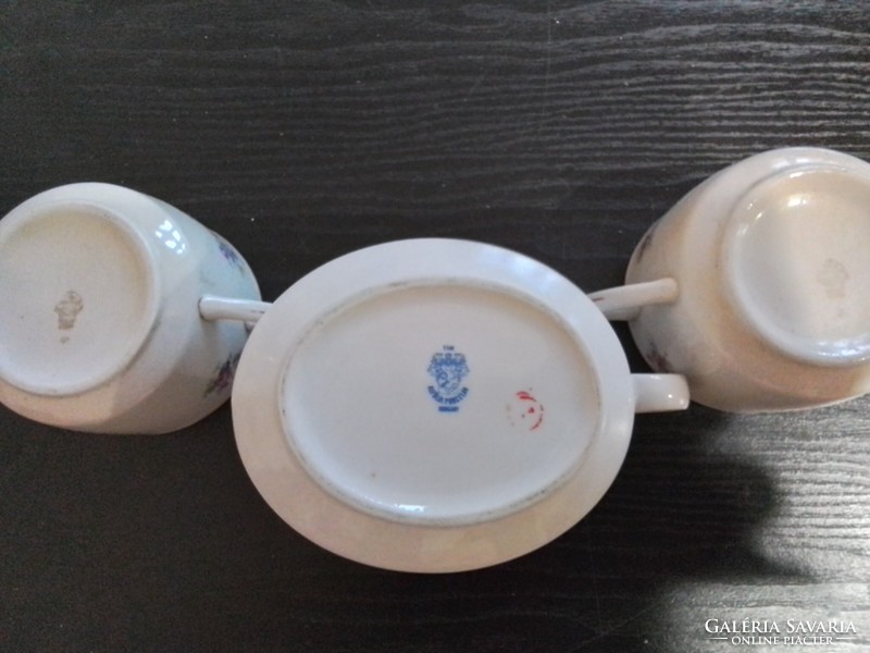 Zsolnay  sótartó, kiöntő, pajzsos teáscsészék, Elbógeni kávéházi kiöntő, Alföldi szószos  egyben.