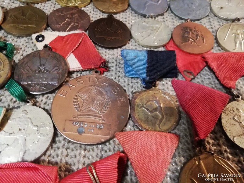 37 db sport érme vegyesen