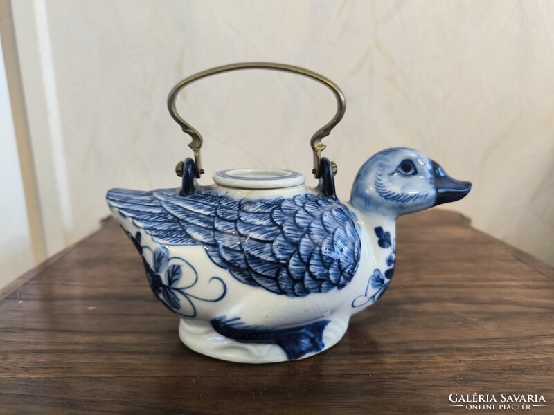 Régi Keleti figurális porcelán kancsó réz füllel . Kacsa kancsó réz füllel