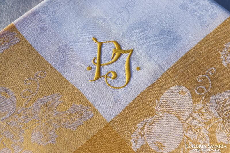 Antik  damaszt terítő,napron ,asztalközép   monogrammal