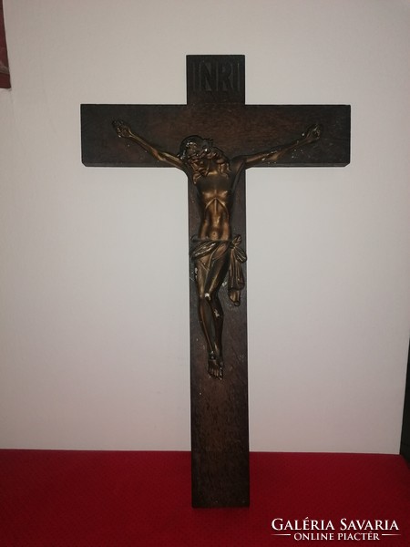 Nagy méretű feszület