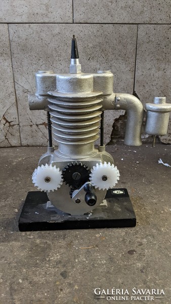 Négyütemű motor makett