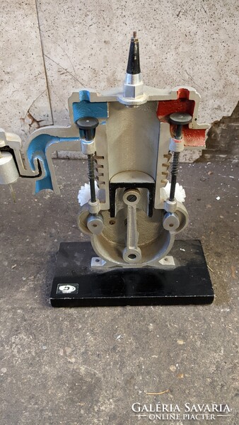 Négyütemű motor makett