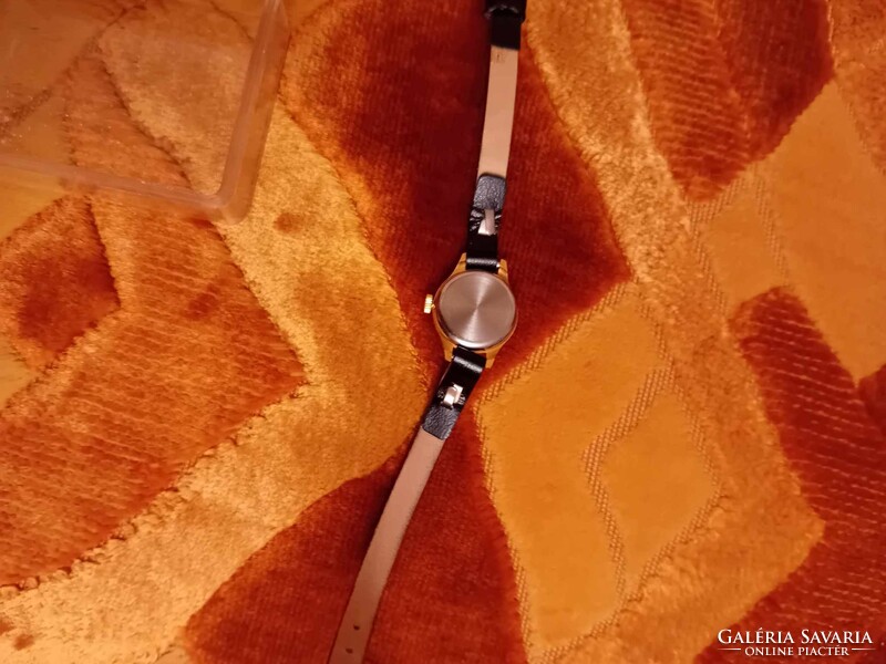 RÉGI  DOBOZBAN TARTOTT NŐI CHAIKA  SZÉP KIS MECHANIKUS ÓRA,BŐR ÓRASZÍJJAL, NEM HASZNÁLT