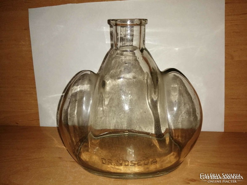 Dr. Noseda különleges formájú vastag falú üveg palack - 17*17 cm (27/d)
