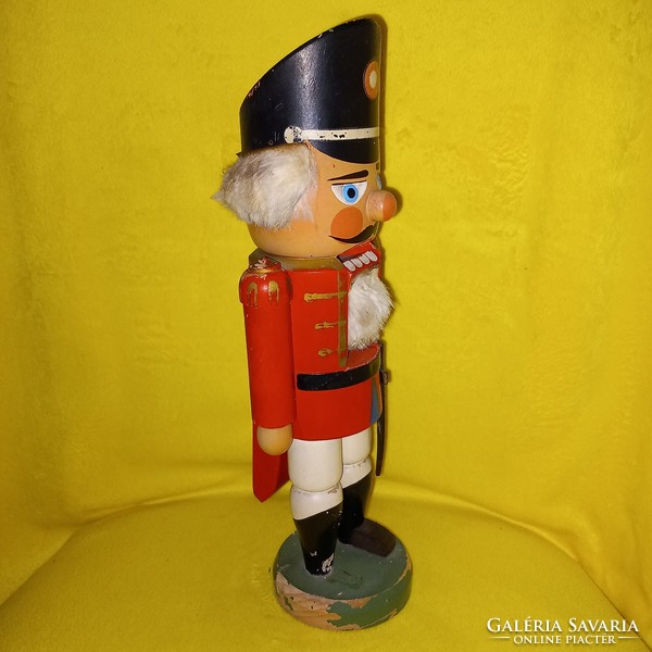 Régi, fa diótörő katona, figura, karácsonyi dekoráció.