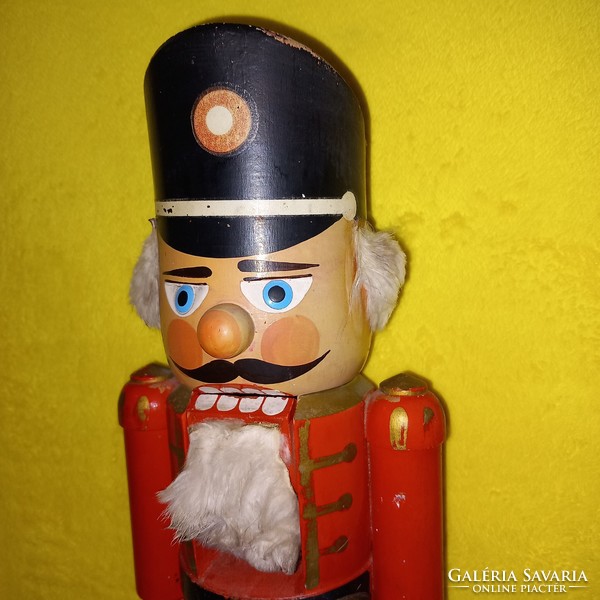 Régi, fa diótörő katona, figura, karácsonyi dekoráció.