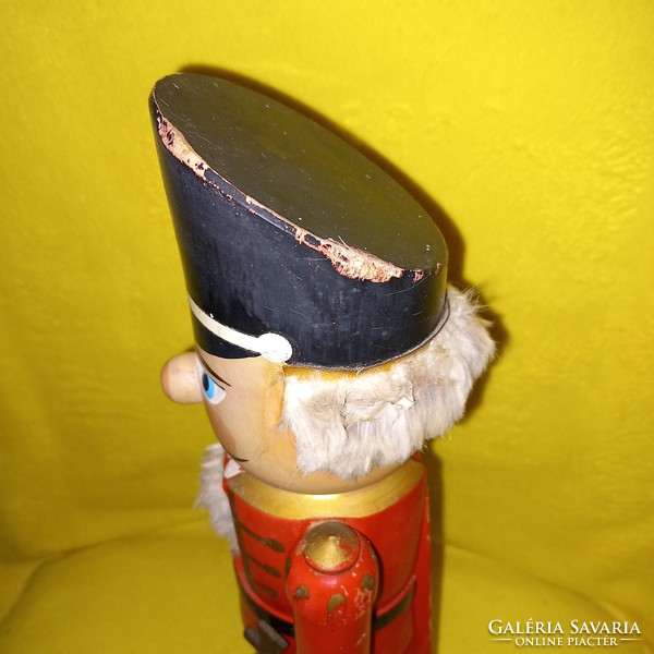 Régi, fa diótörő katona, figura, karácsonyi dekoráció.