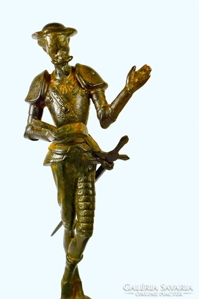 DON QUIJOTE KARDDAL ... JELZETT VAS SZOBOR
