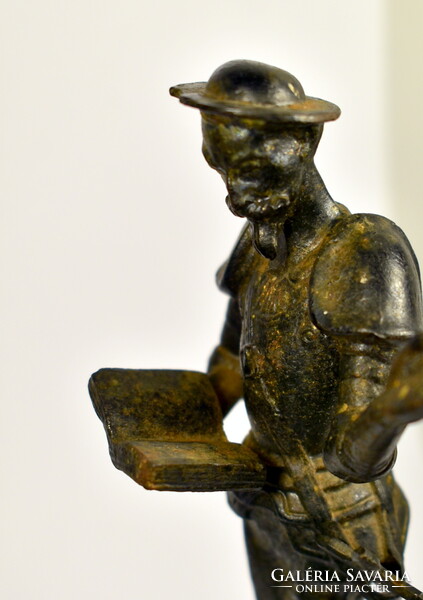 DON QUIJOTE KARDDAL ... JELZETT VAS SZOBOR