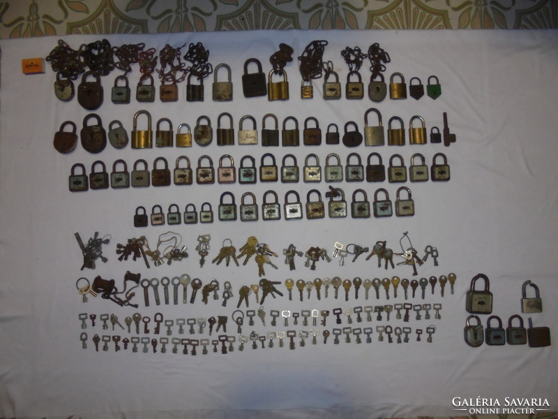 Régi lakatok /67+6 darab/, lakatkulcsok, egyéb kulcsok együtt - GOGI, TUTO ELZETT, TUTIUS, MIR,...