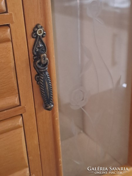 Vintage fa ékszertartó szekrény rózsás gravírozott üveg ajtóval fiókokkal